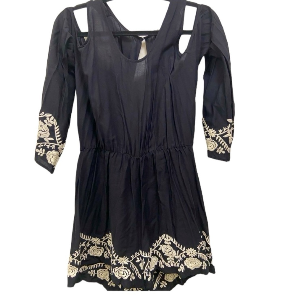 Love Tree black romper womens size large  white embroidered flowers